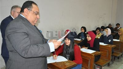 رئيس جامعة حلوان يتفقد سير الامتحانات بكليتي الآداب والتربية