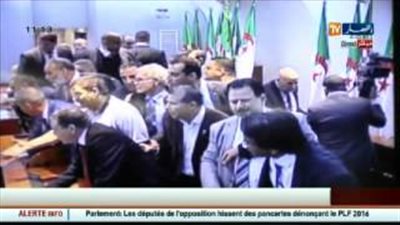 بالفيديو.. «خناقة» بين الرجال والنساء تحت قبة البرلمان في الجزائر