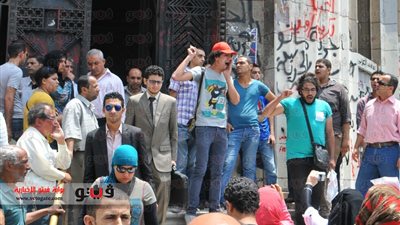 بالصور....توافد النشطاء على دار القضاء العالي للمطالبة بالإفراج عن 