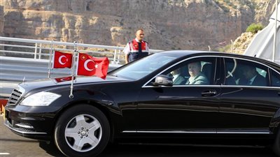 نجاة أردوغان من عملية اغتيال بقصف موكبه بالصواريخ في اليونان