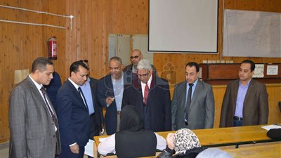 طلاب حقوق جنوب الوادي يؤدون الامتحانات الإلكترونية لأول مرة (صور)