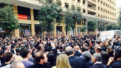 بالصور.. تظاهرة شعبية أمام كنيسة سانت تريز في جنازة «الشحرورة»