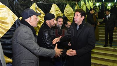 عدوية وهاني رمزي وحميد الشاعري في عزاء والدة عصام كاريكا (صور)