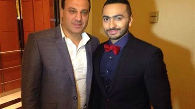 بالصورة.. بدلة تامر حسني تثير سخرية جمهوره في عيد الحب