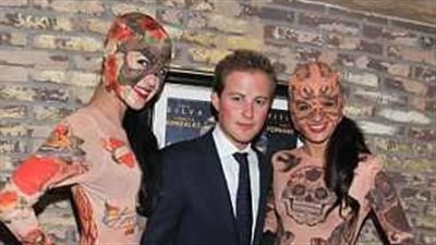 بالفيديو والصور.. صديق العائلة الملكية يصور إعلان بار أمام قصر باكنجهام