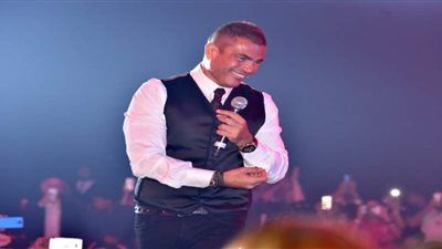 عمرو دياب يشعل أولى حفلاته في رأس السنة بشرم الشيخ (فيديو)