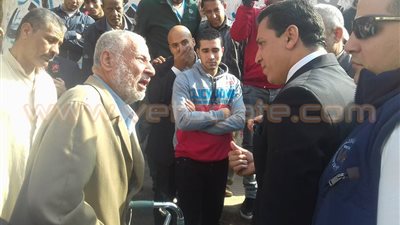 بالصور.. محافظ الشرقية يتسجيب لشكوى ناخب مسن ويكلف بعلاجه