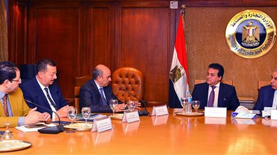 وزيرا التجارة والتعليم العالي يبحثان تطوير الصناعة