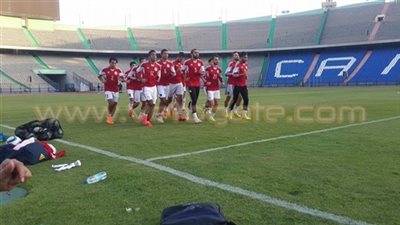 المنتخب الأوليمبي بالزي التقليدي أمام نيجيريا