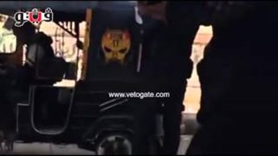 بالفيديو..ضابط يزيل دعاية ملصقة على«توك توك» بشبرا الخيمة