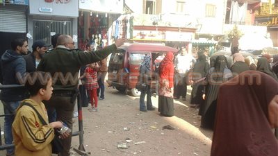 بالصور.. سيارات تابعة للمرشحين تنقل الناخبين للجان الخصوص