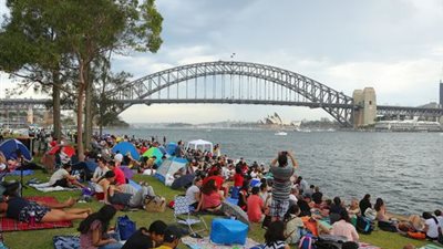 تجمع الحشود حول ميناء سيدني لاستقبال العام الجديد (فيديو)