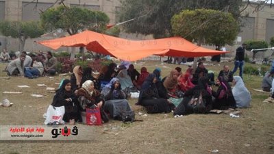 بالفيديو والصور..عمال غزل المحلة ينصبون الخيام للاحتماء من المطر