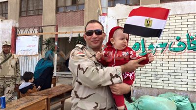 بالصور.. أطفال الناخبين يلتقطون الصور التذكارية مع رجال الجيش في شبرا