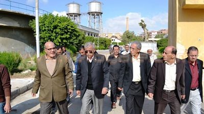 محافظ السويس يتفقد محطة مياه 