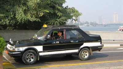 أهالي أكتوبر ينقذون سائق تاكسي من السرقة ويسلمون المتهمين للشرطة