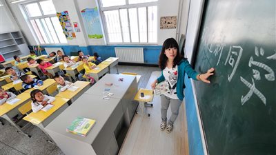 المدارس الصينية تبدأ تتبع طلابها بالملابس الذكية