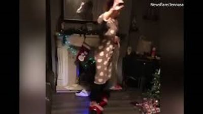 امرأة مخمورة تسقط شجرة الكريسماس بسبب لوح متحرك (فيديو وصور)