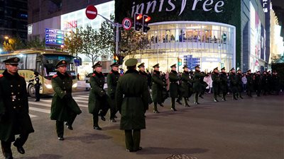 شوارع شنغهاي تزدحم بالسكان احتفالا بالعام الجديد 2019 (صور)