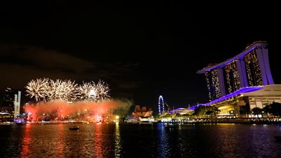 الألعاب النارية تضيء سماء سنغافورة في احتفالات رأس السنة