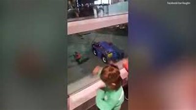 طفلتان تشعلان فيس بوك برقصهما مع عامل بمطار (فيديو وصور)