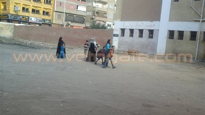 بالصور.. سيدات يصطحبن أطفالهن باللجان الانتخابية في دائرة الخصوص