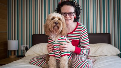 امرأة تحضر 68 هدية لكلبها الذي تفضله عن ابنها (صور)