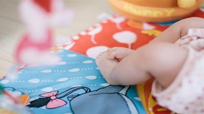 رعونة ربة منزل تودي بحياة رضيعها بسبب «نشر الغسيل» في بولاق