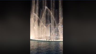 انطلاق النافورة الراقصة بدبي للاحتفال بالعام الجديد (فيديو)