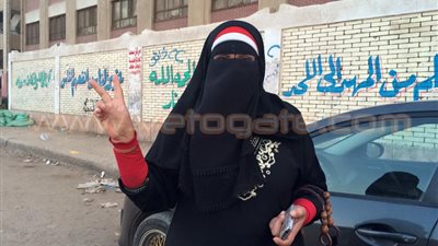 بالصور.. منتقبة ترتدي طرحة بألوان علم مصر أثناء الإدلاء بصوتها في شبرا
