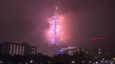 الألعاب النارية تزين ناطحة تايبيه 101 في تايوان