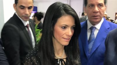 وزيرة السياحة تودع أسر ضحايا «أتوبيس الهرم» بمطار القاهرة