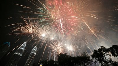 العالم يحتفل بالعام الجديد.. اليابان تستقبل 2019 بـ«كهنة ديانة الشنتو» والألعاب النارية.. احتفالات بكين تناسب كافة الأذواق.. وكوريا الشمالية تعود لـ«الكريسماس» بعد سنوات من المنع (