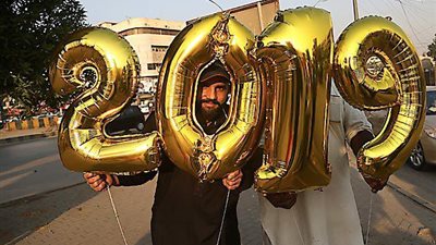 الباكستانيون «تحت الميكروسكوب» في احتفالات رأس السنة