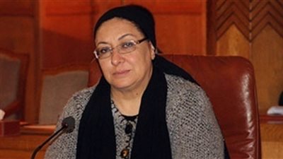 وزيرة الصحة تلتقط الصور التذكارية مع 