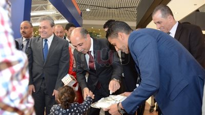 وزير الطيران يتفقد صالات مطار القاهرة في رأس السنة (صور)
