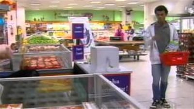 بالفيديو.. شاهد ردود فعل زبائن محل جزارة بعد مقلب السجق