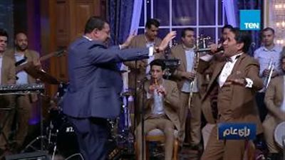 عمرو عبد الحميد يرقص على أغنية «آه لو لعبت يا زهر» (فيديو)