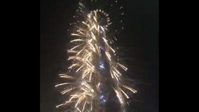 الألعاب النارية تضيء سماء دبي احتفالا بالعام الجديد (فيديو)