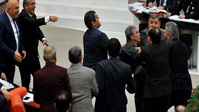 تراشق بالألفاظ واتهامات بالخيانة بين نواب البرلمان التركي (صور)