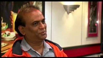 بالفيديو والصور.. العثور على حقيبة بها 100 ألف دولار داخل مطعم بأمريكا