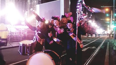 بالملابس المزركشة والطبول.. احتفالات الأسكتلنديين بالعام الجديد (فيديو)