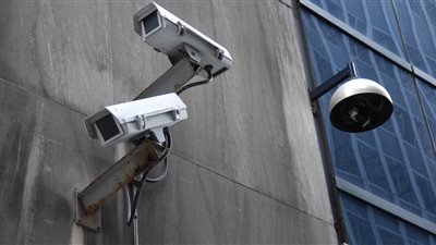 كاميرات المراقبة تكشف عاطلا سرق 18 ألف جنيه من سيارة بمصر القديمة