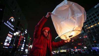 الأتراك يتحدون برودة الطقس بالسباحة احتفالا بـ 2019 (صور)