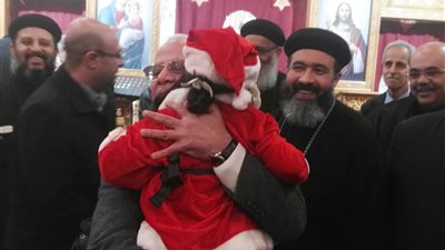 أطفال كنيسة الأنبا بيشوي يستقبلون محافظ بورسعيد بزي«بابا نويل» (صور)