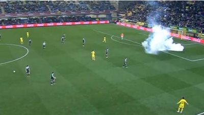 بالفيديو.. قنبلة دخان تجبر جمهور فياريـال على مغادرة الملعب أمام سيلتا فيجو