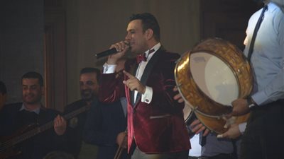 الليثي يلهب حماس جمهوره بـ«عم يا صياد» في حفل رأس السنة (فيديو وصور)