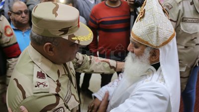 محافظ السويس وقائد الجيش الثالث يشاركان الأقباط احتفالاتهم بالكنائس (صور)