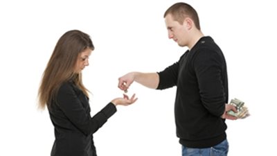 تعرفي على 7 طرق للتعامل مع الزوج البخيل