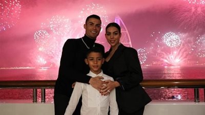 كريستيانو رونالدو يحتفل مع صديقته ونجله بالعام الجديد في دبي (صورة)